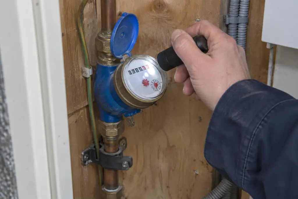 Lekdetectie Katwijk – watermeter in de meterkast controleren met een zaklamp